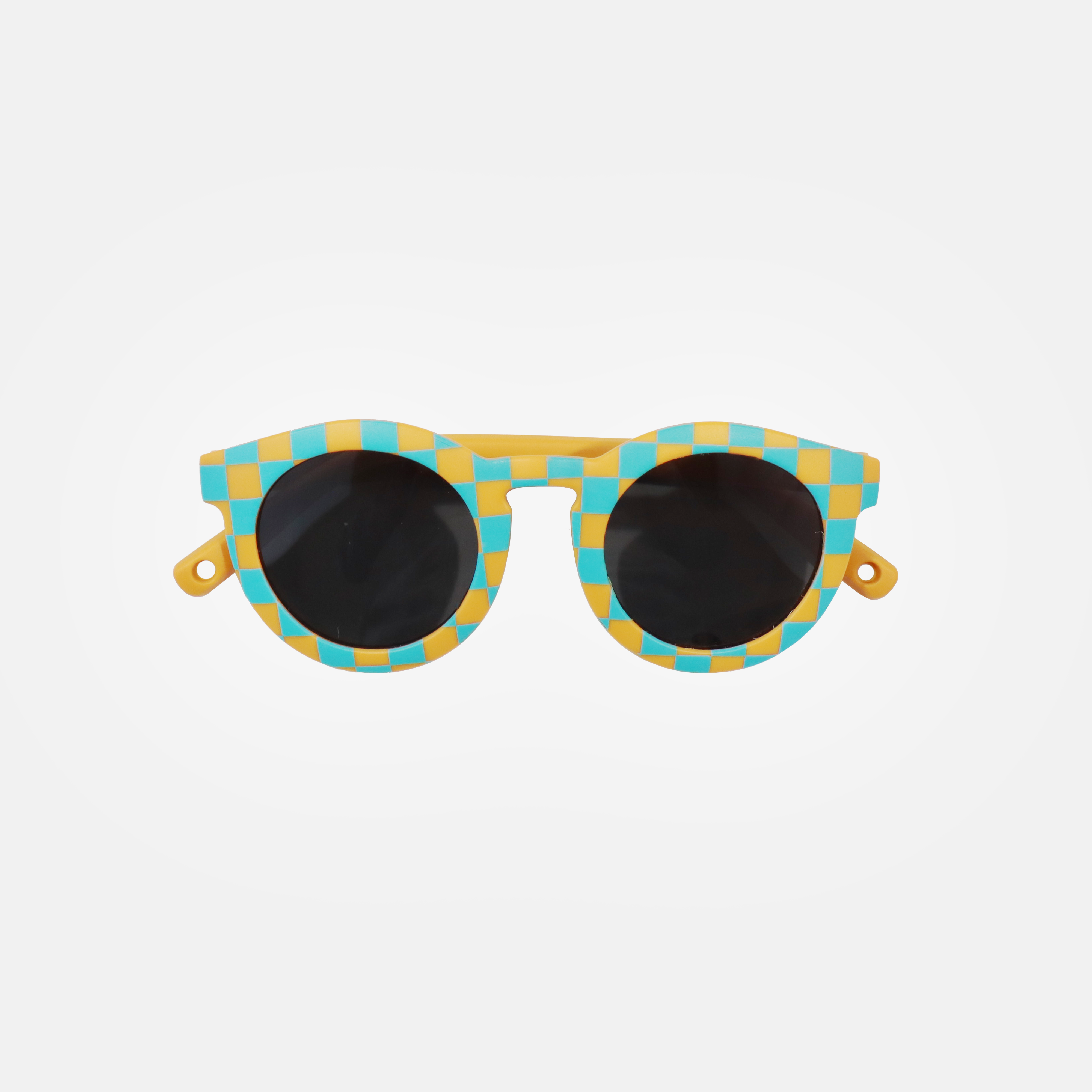 Lunettes de soleil pour enfants avec monture ronde à motif vichy bleu et moutarde, branches souples moutarde, et verres noirs polarisés – modèle Hop'Pop CAT4, conçu pour une haute protection anti-UV.