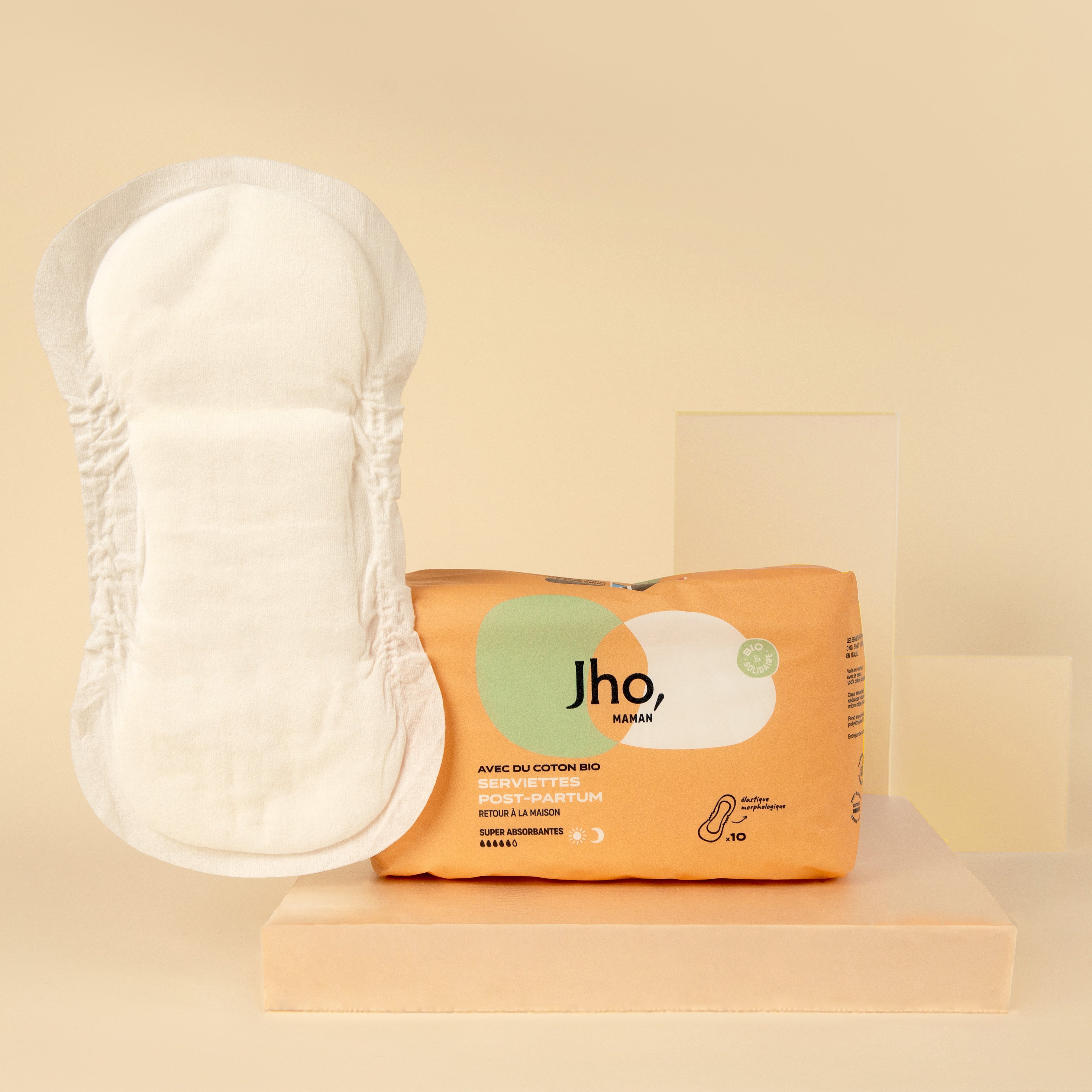 Culotte jetable post-accouchement dépliée avec pack de 10 sur la droite