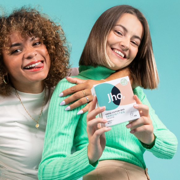 Jeunes femme souriante avec une boite de serviette normal Jho