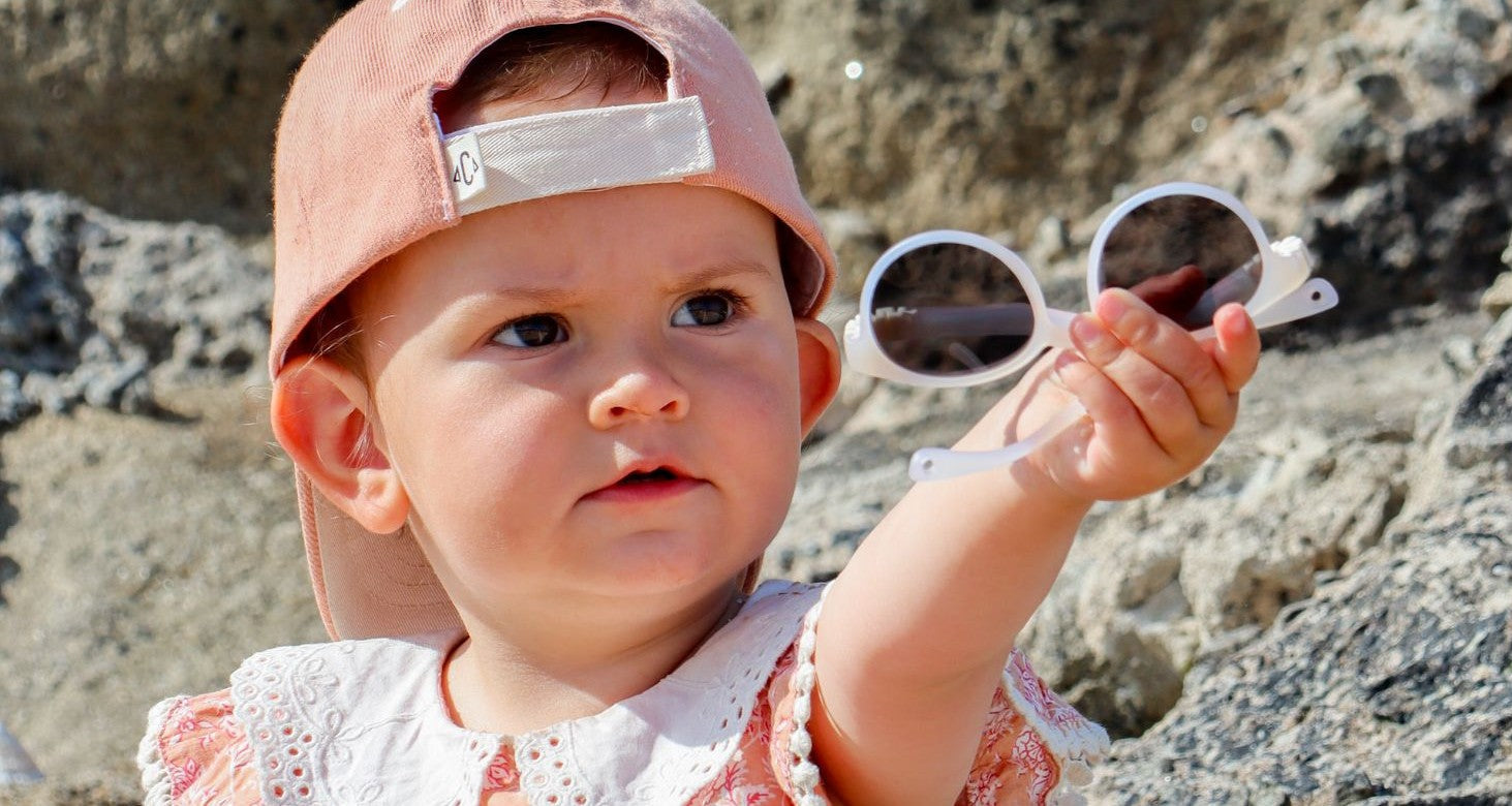 Mon enfant ne veut pas garder ses lunettes de soleil : que faire ?