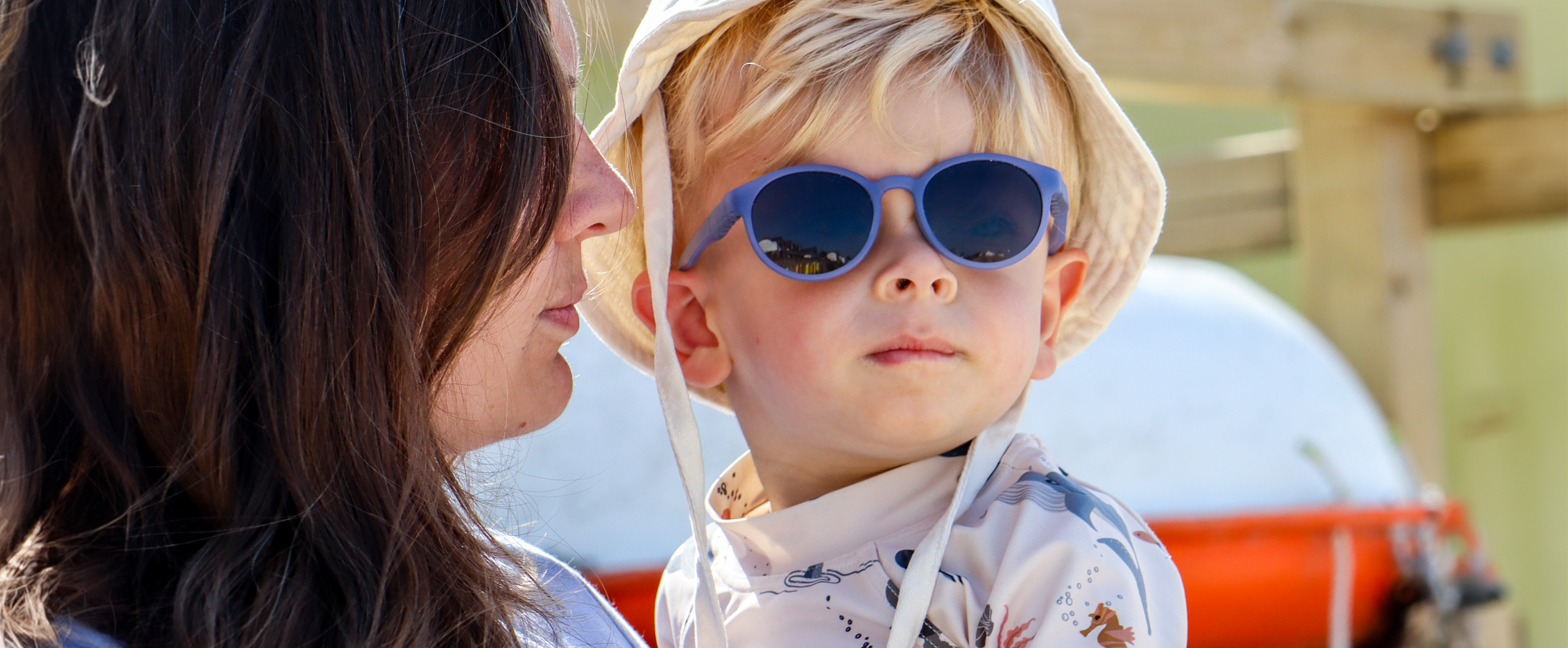 Présentoir en bois pour lunettes de soleil de la marque Hop'Pop 