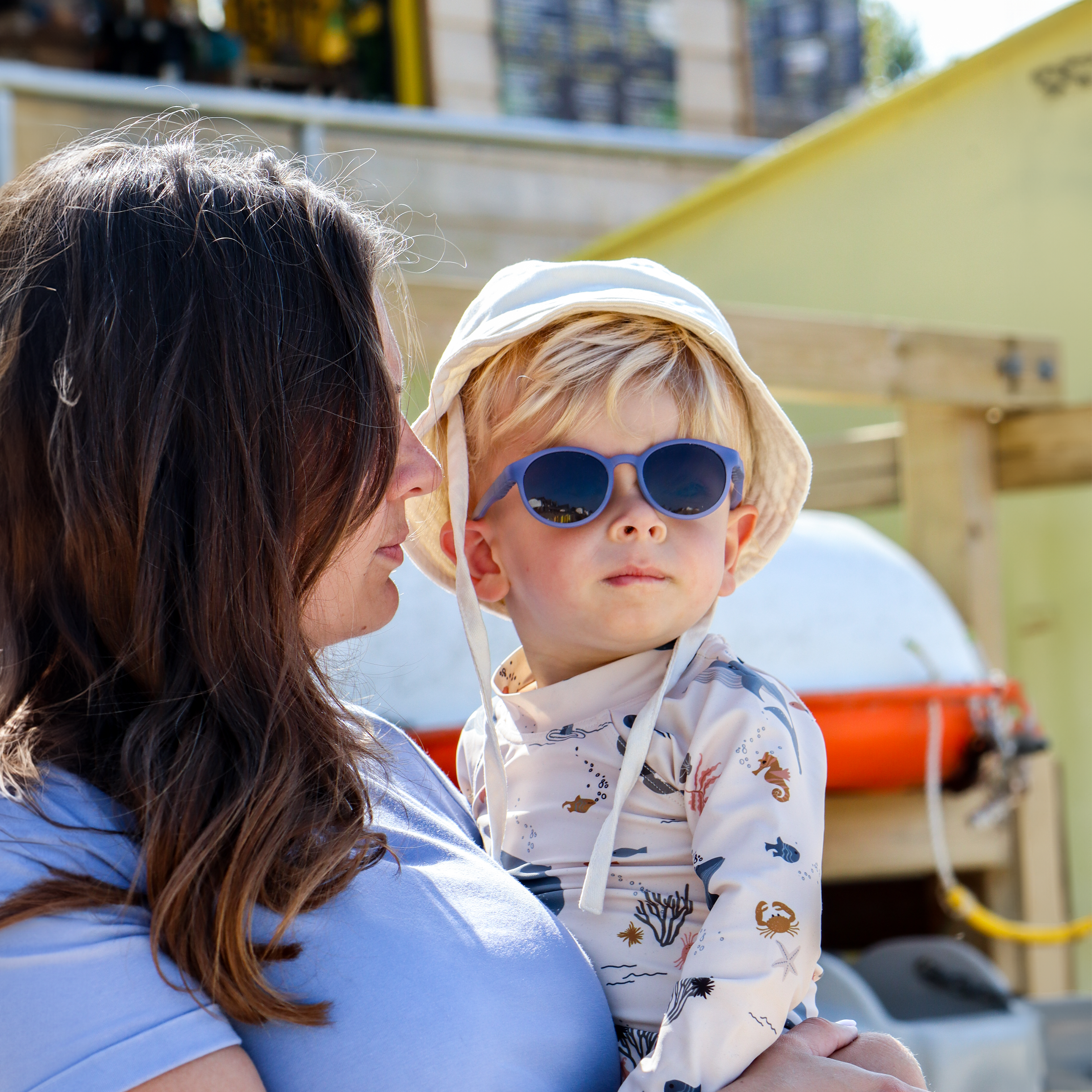 Présentoir en bois pour lunettes de soleil de la marque Hop'Pop 