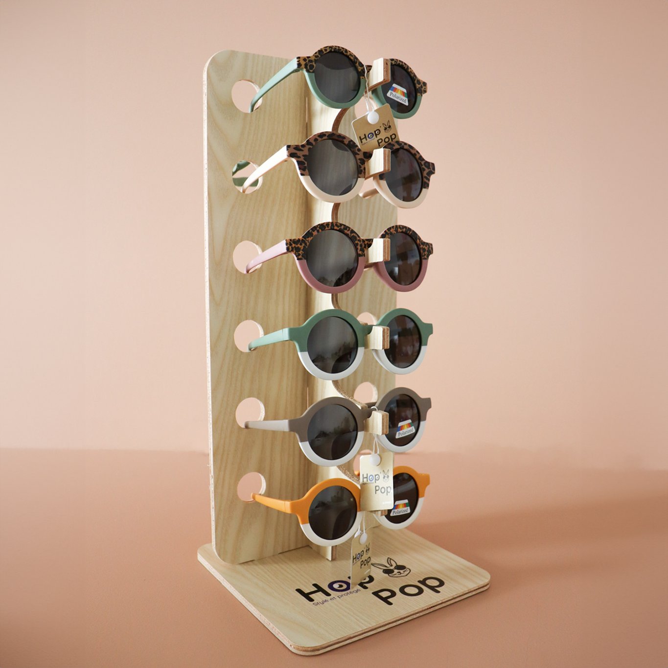 Présentoir en bois pour lunettes de soleil de la marque Hop'Pop 
