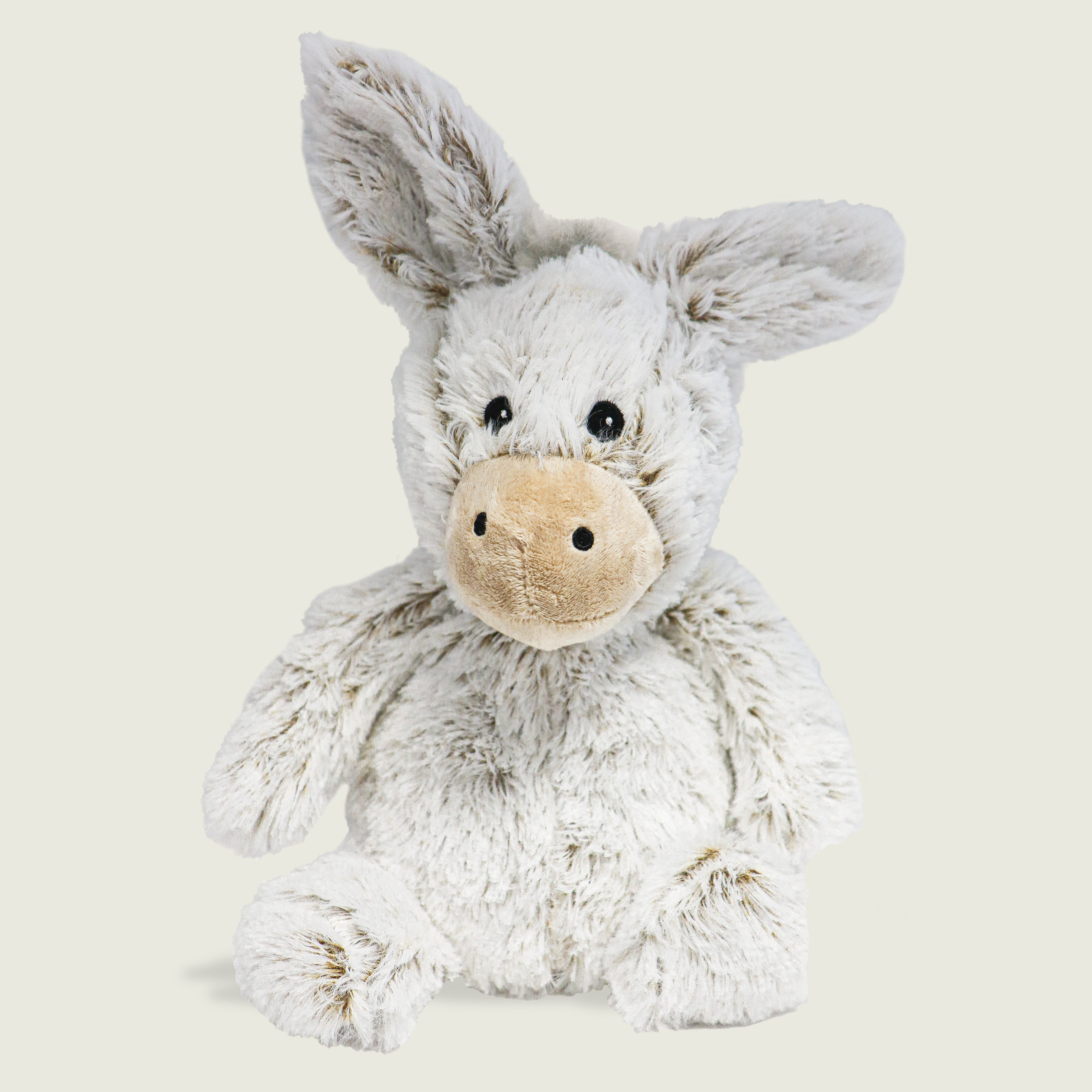 Peluche bouillotte déhoussable Capybara, marron, avec bonnet et moufles à motifs tartan rouge et vert. 