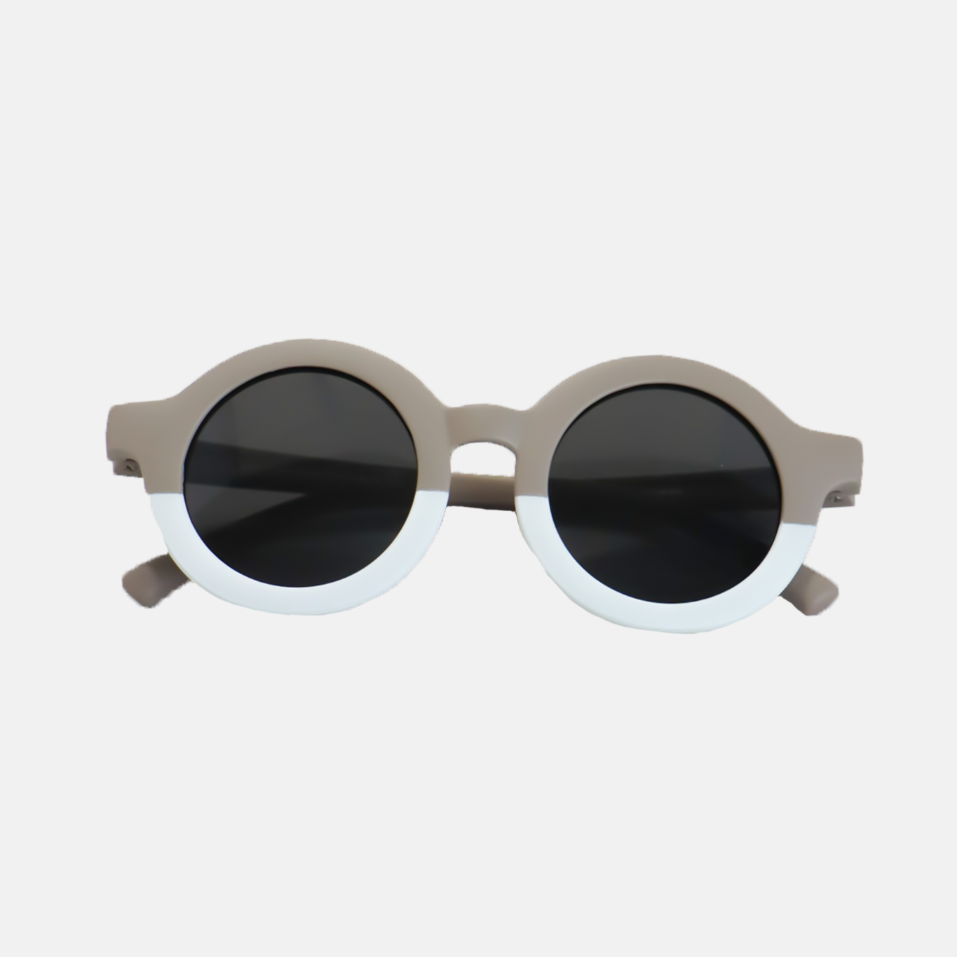 Lunettes de soleil bébé catégorie 3 Hop'Pop bicolores taupe et blanc, verres ronds noirs haute protection anti-UV, idéales pour forte luminosité.