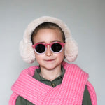 Paire de lunettes de soleil pour enfants catégorie 3, avec monture en TPEE effet transparent couleur rose et blanc. Mise en situation portée