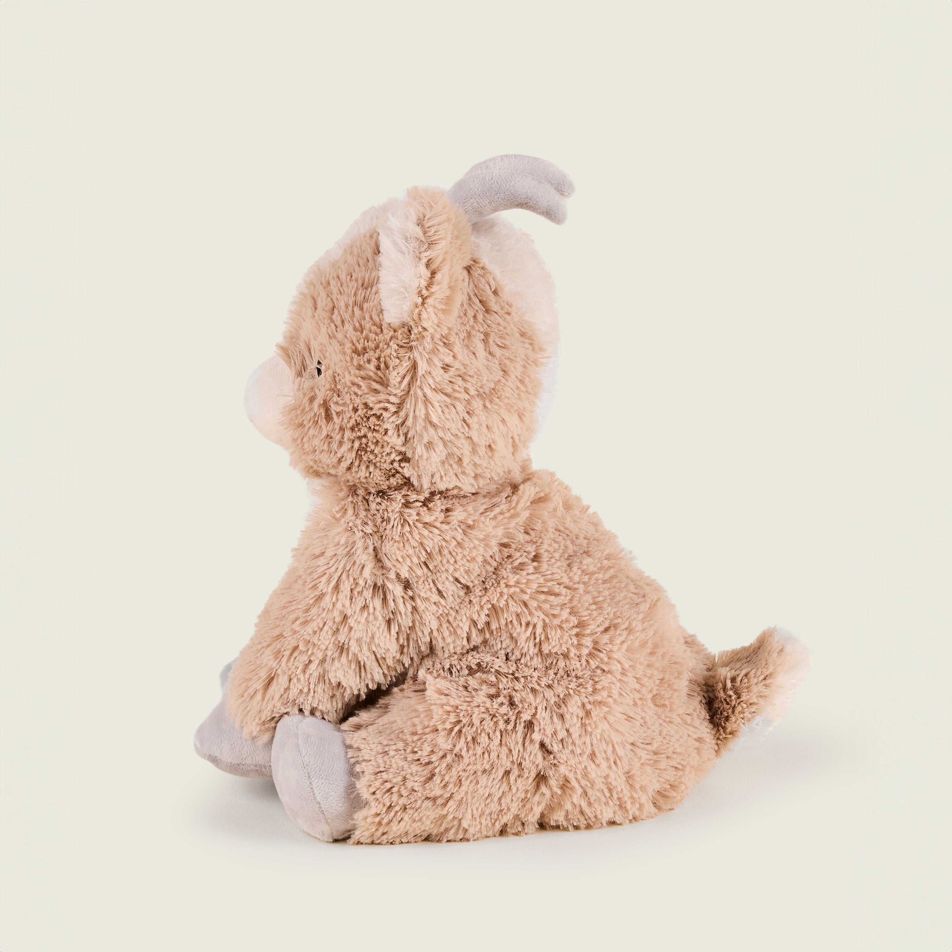 peluche bouillotte en forme de bouc avec des cornes au pelage marron et blanc 
