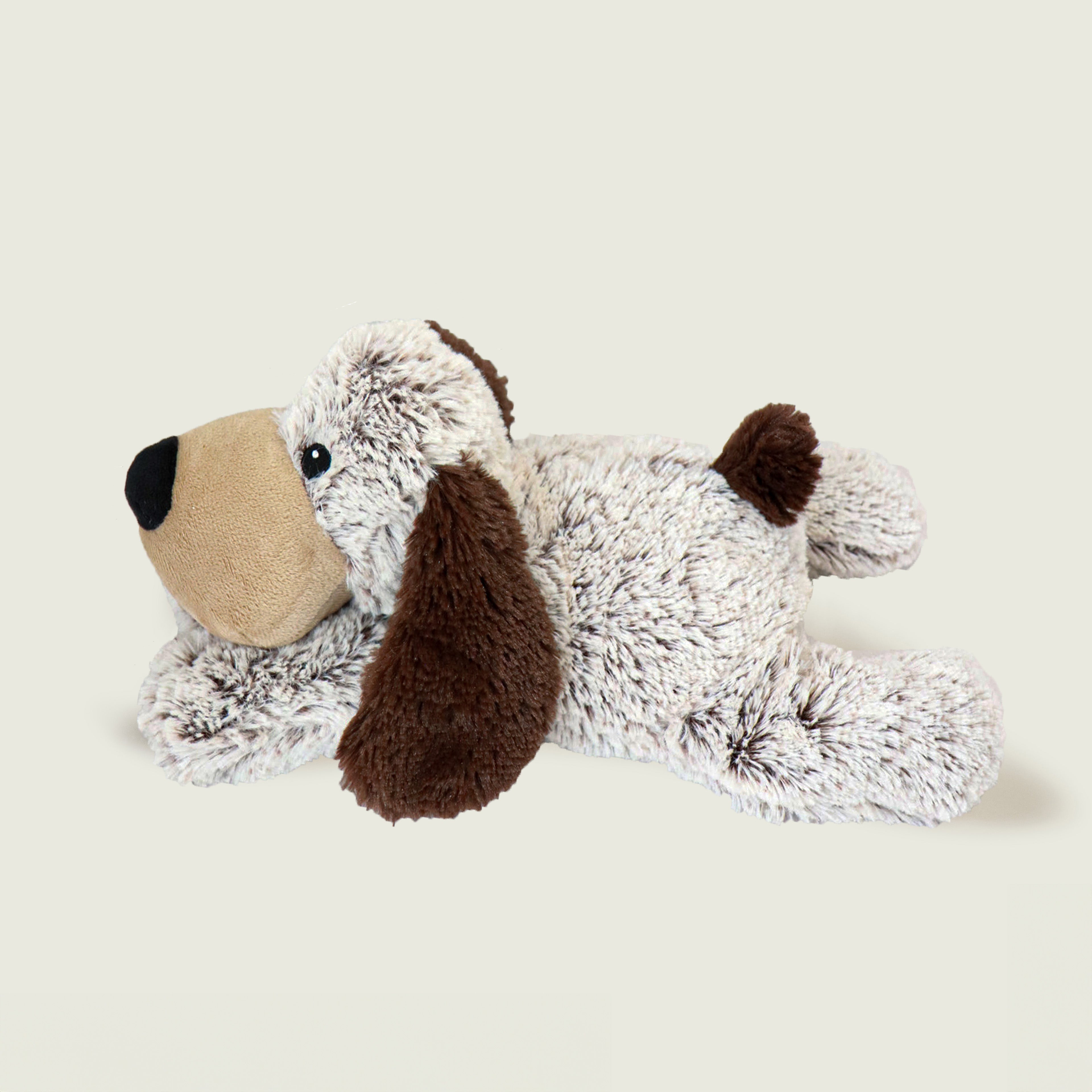 Bouillotte peluche en forme de chien allongé. Poils gris et marron et museau beige