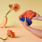 Bouillotte de règles couleurs flashy orange et bleu marine avec bordure rose 