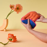 Bouillotte de règles couleurs flashy orange et bleu marine avec bordure rose 