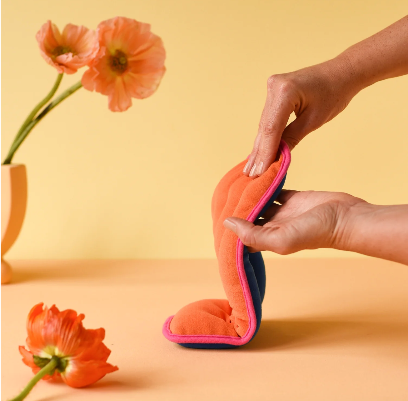 Bouillotte de règles couleurs flashy orange et bleu marine avec bordure rose