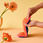 Bouillotte de règles couleurs flashy orange et bleu marine avec bordure rose