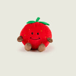 Bouillotte peluche en forme de fraise, rouge avec sur le haut deux feuille et une tige verte. Elle a un visage avec un sourire, des bras et des jambes marron