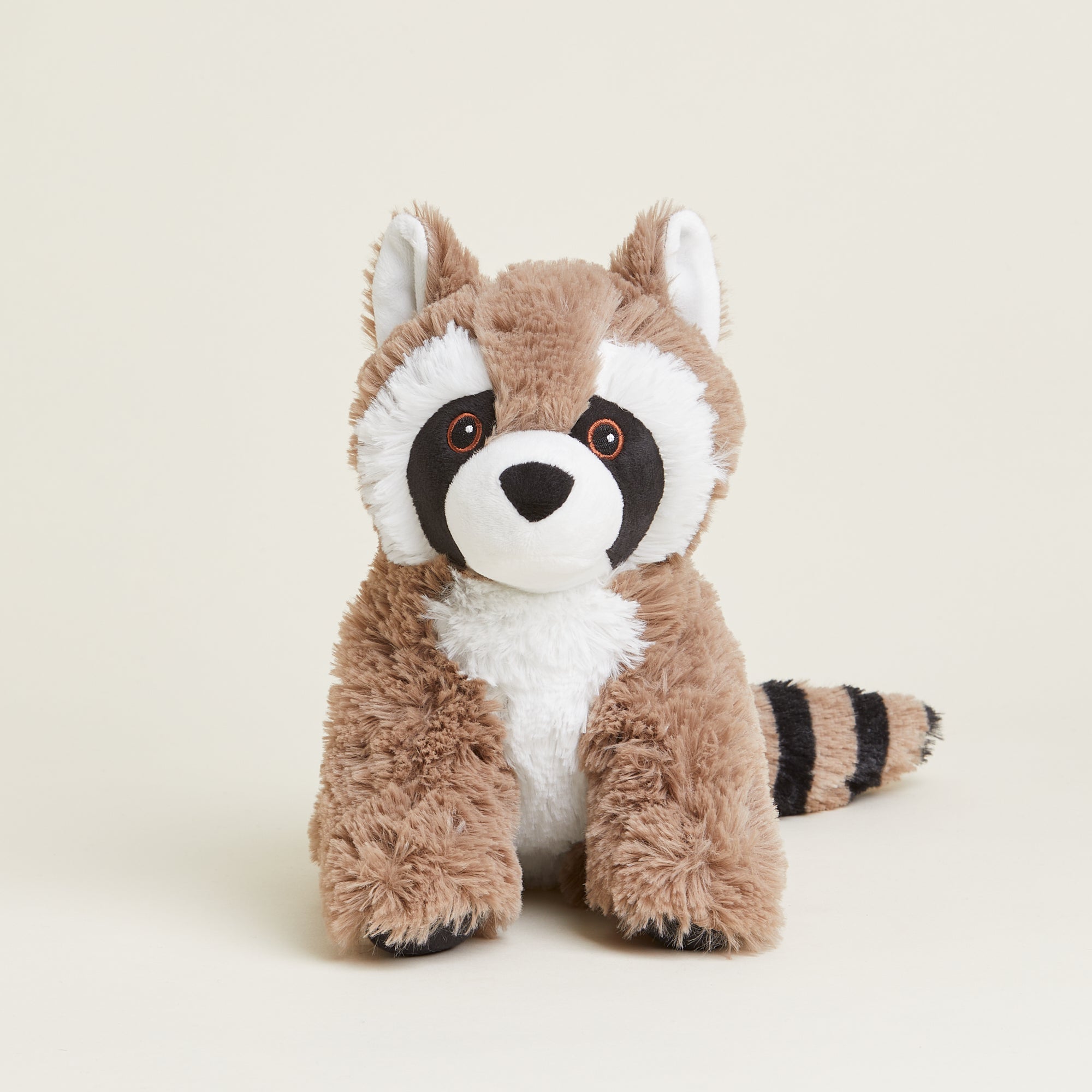 Bouillotte peluche en forme de raton laveur. Pelage marron et noir et tête blanche. Position assise. Queue rayée noire et marron. 