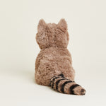 Bouillotte peluche en forme de raton laveur. Pelage marron et noir et tête blanche. Position assise. Queue rayée noire et marron. Positionné de dos. 