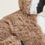 Bouillotte peluche en forme de raton laveur. Pelage marron et blanche. Zoom sur la fourrure de la peluche. 