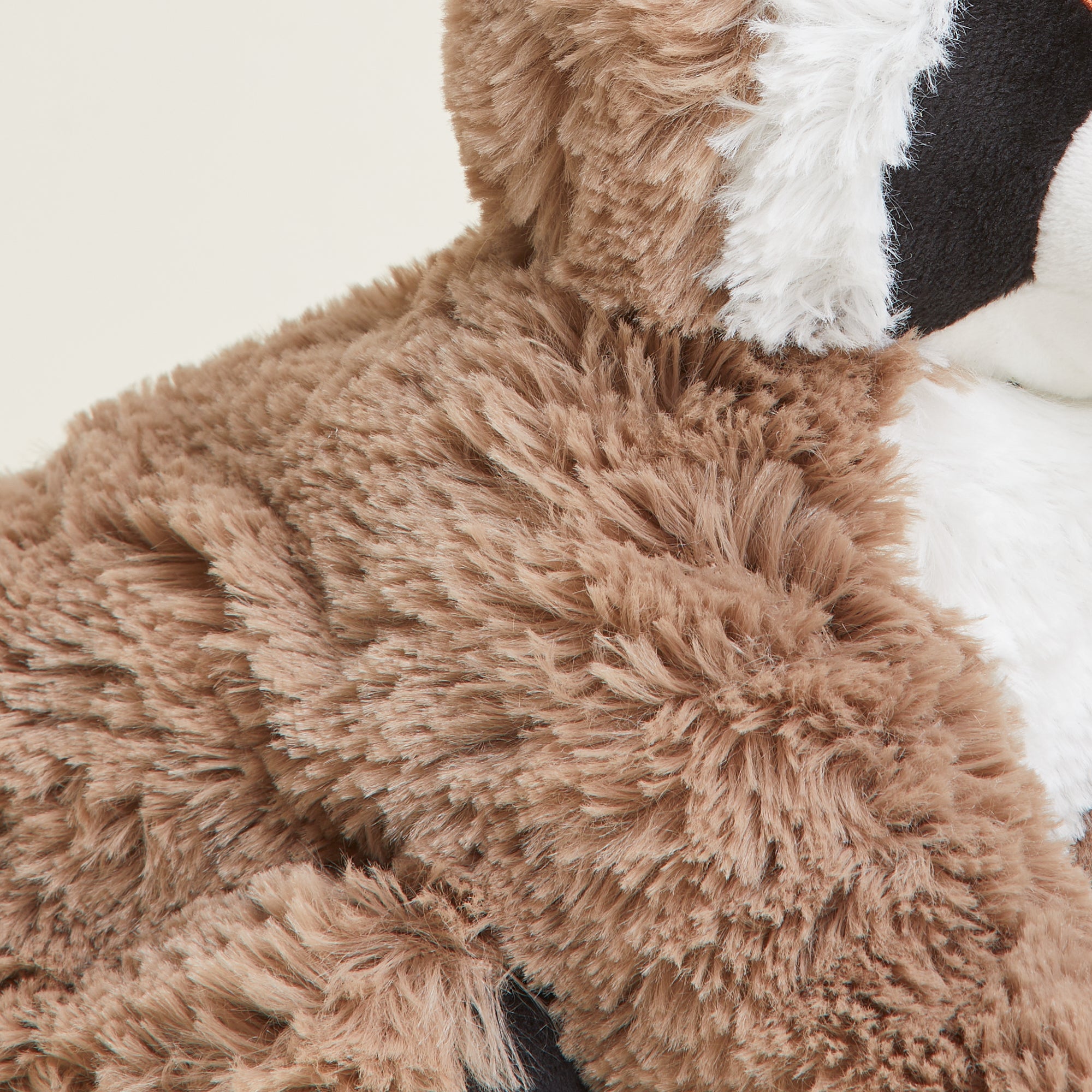 Bouillotte peluche en forme de raton laveur. Pelage marron et blanche. Zoom sur la fourrure de la peluche. 