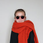 Paire de lunettes de soleil pour enfants catégorie 3, avec monture en TPEE rose avec motif léopard sur le haut. Mise en situation portée
