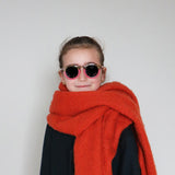 Paire de lunettes de soleil pour enfants catégorie 3, avec monture en TPEE rose avec motif léopard sur le haut. Mise en situation portée
