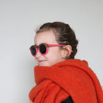 Paire de lunettes de soleil pour enfants catégorie 3, avec monture en TPEE rose avec motif léopard sur le haut. Mise en situation portée de profil