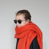 Paire de lunettes de soleil pour enfants catégorie 3, avec monture en TPEE beige avec motif léopard sur le haut. Mise en situation portée de profil