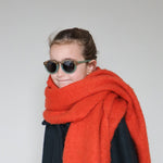 Paire de lunettes de soleil pour enfants catégorie 3, avec monture en TPEE beige avec motif léopard sur le haut. Mise en situation portée