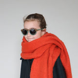 Paire de lunettes de soleil pour enfants catégorie 3, avec monture en TPEE beige avec motif léopard sur le haut. Mise en situation portée