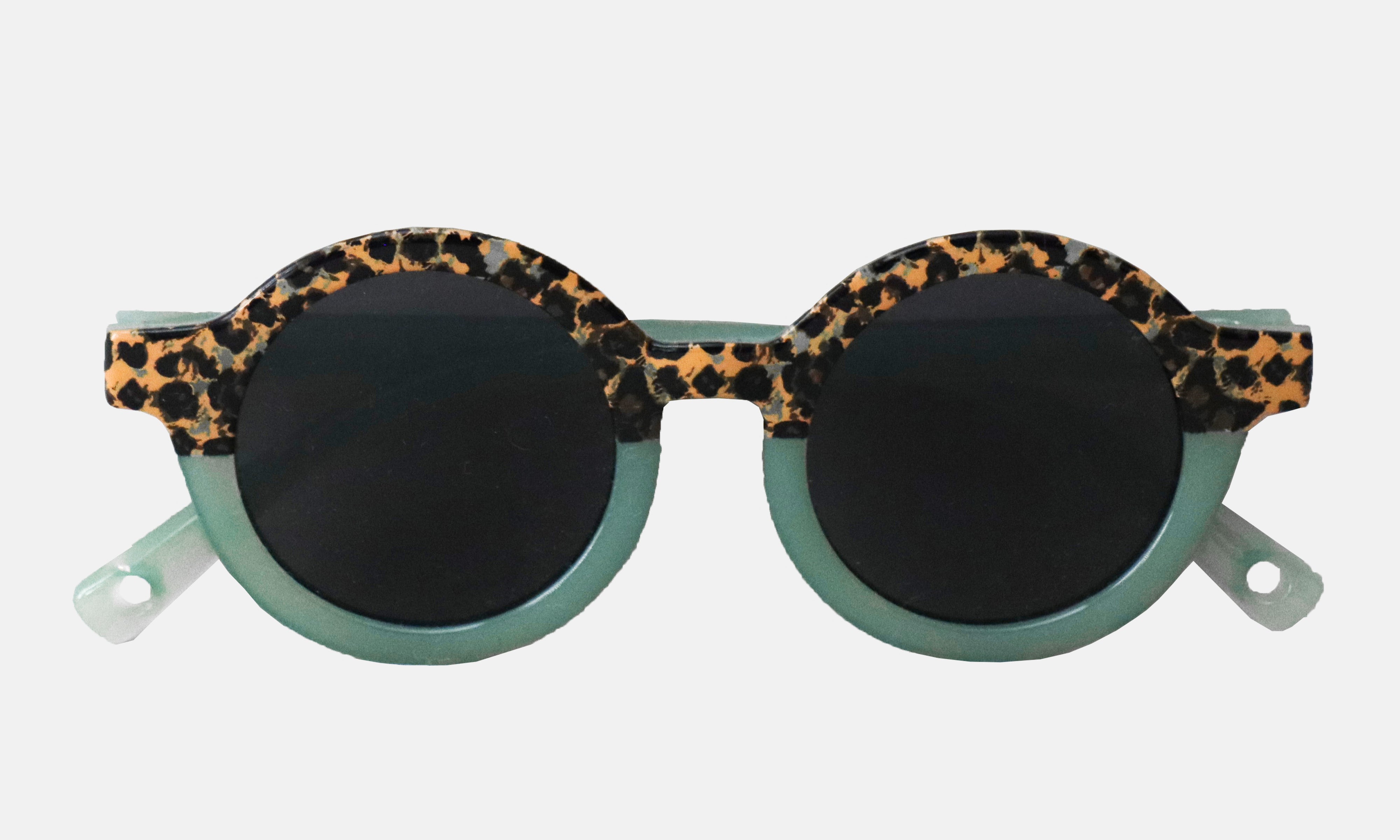 Paire de lunettes de soleil bébé catégorie 4, monture en TPEE effet transparent couleur vert avec motif léopard sur le haut 