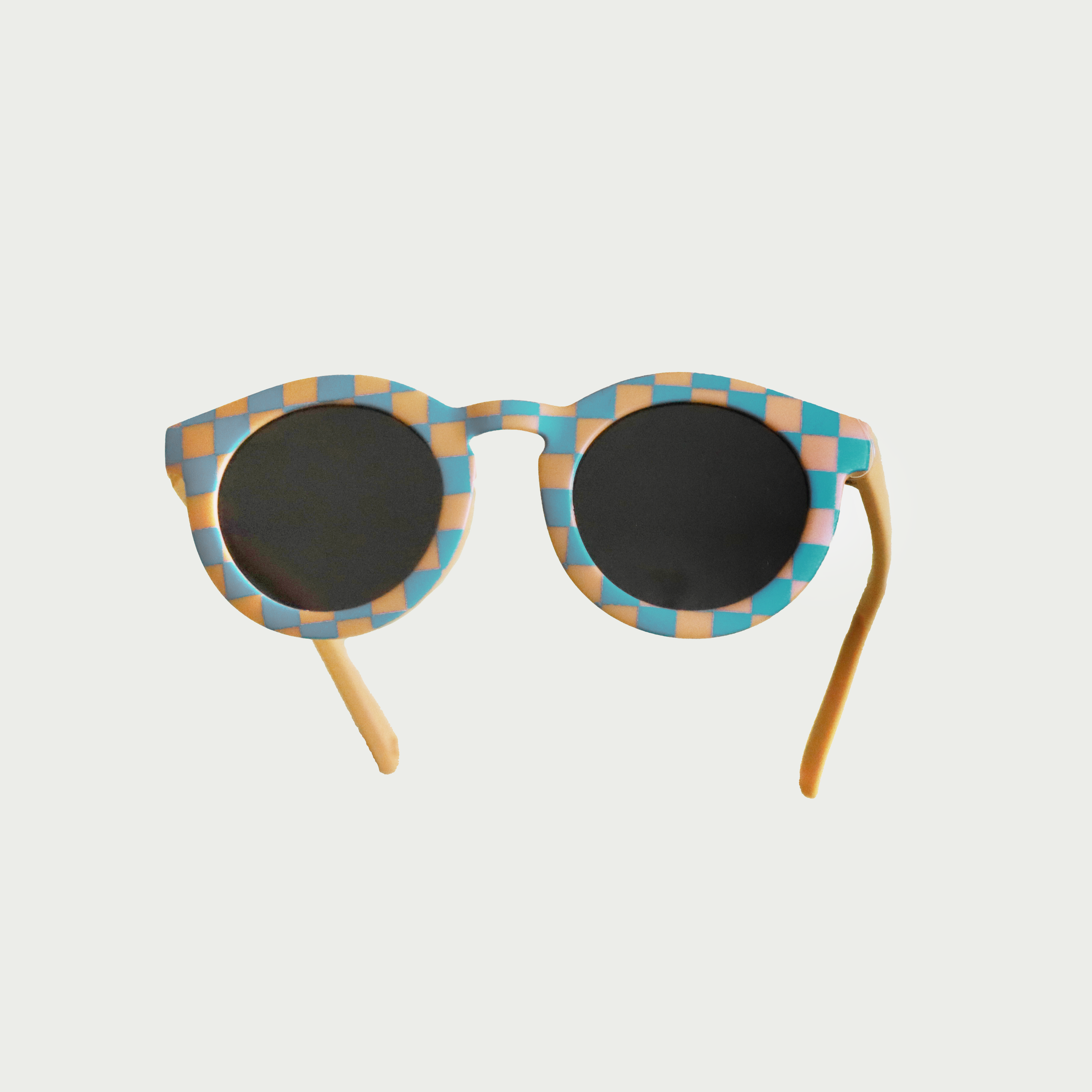Lunettes de soleil pour enfants avec monture ronde à motif vichy bleu et moutarde, branches souples moutarde, et verres noirs polarisés – modèle Hop'Pop CAT4, conçu pour une haute protection anti-UV.