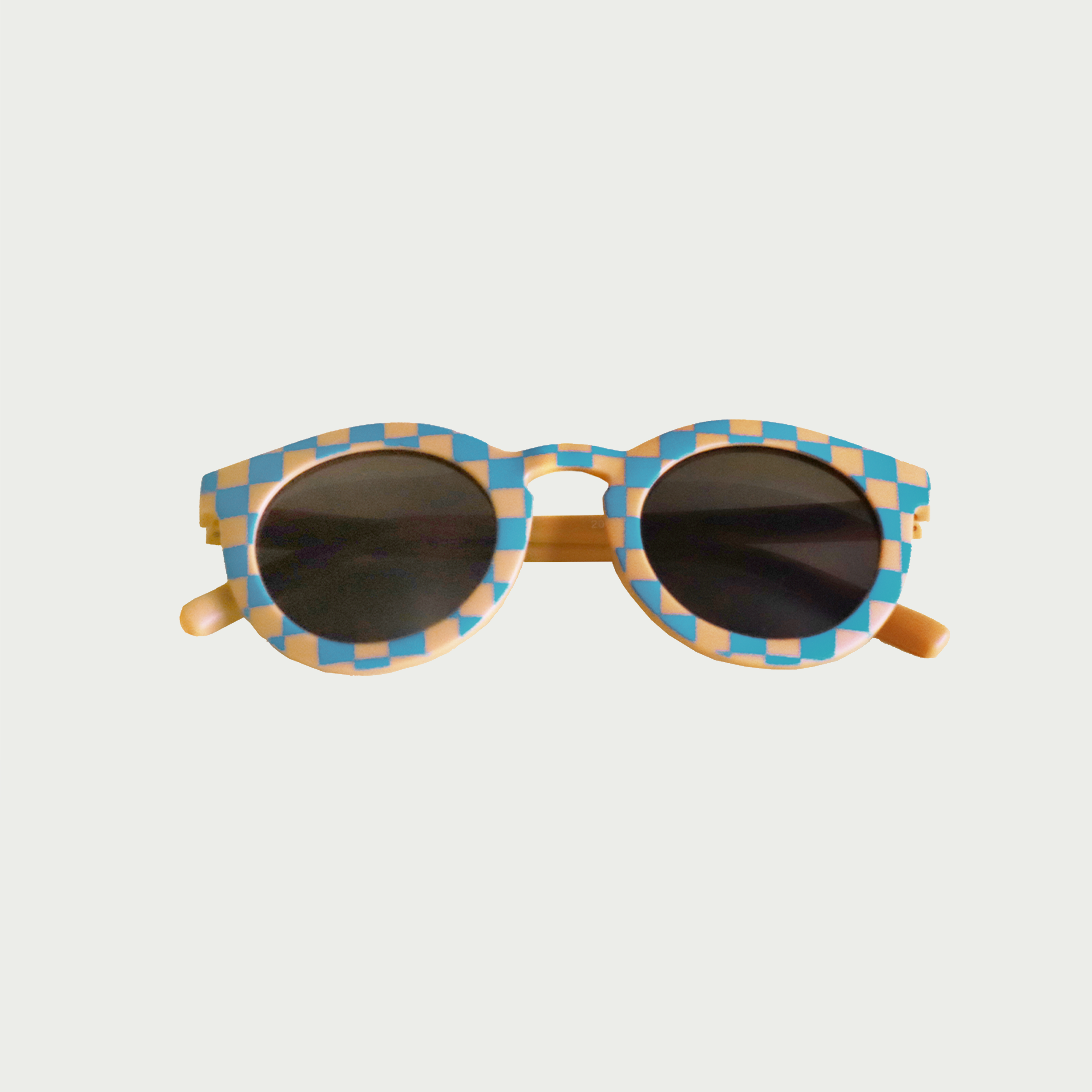 Lunettes de soleil pour enfants avec monture ronde à motif vichy bleu et moutarde, branches souples moutarde, et verres noirs polarisés – modèle Hop'Pop CAT4, conçu pour une haute protection anti-UV.