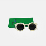 Lunette de soleil pour adulte à monture ronde motif tartan, posée devant leur étui de rangement en feutrine verte marqué "Hop'Pop".