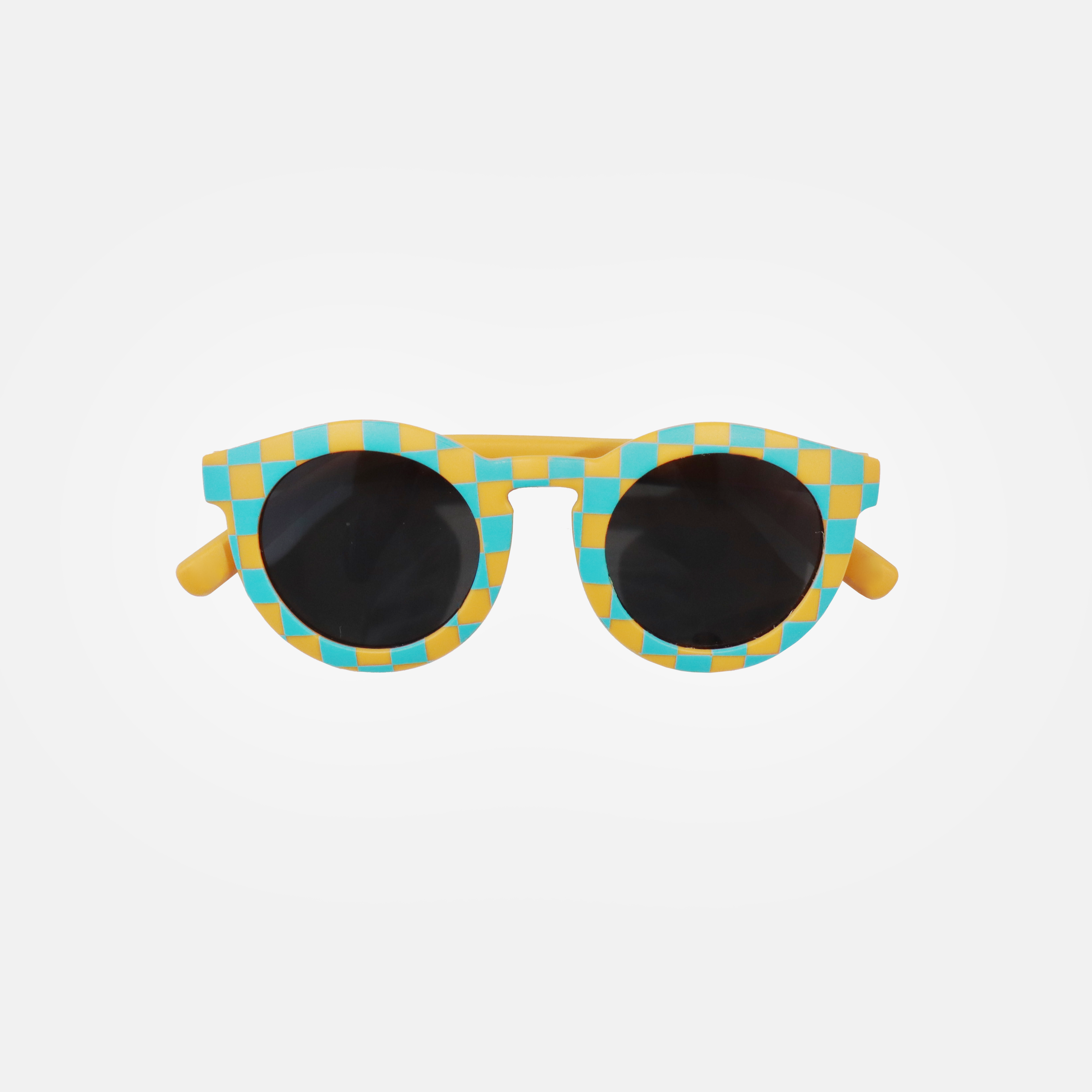 Lunettes de soleil pour adulte avec monture ronde à motif vichy bleu et moutarde, branches souples moutarde, et verres noirs polarisés – modèle Hop'Pop CAT3, conçu pour une haute protection anti-UV.