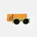Lunettes de soleil pour enfant à monture ronde motif vichy bleu et moutarde, posées devant leur étui de rangement en feutrine orange marqué "Hop'Pop".