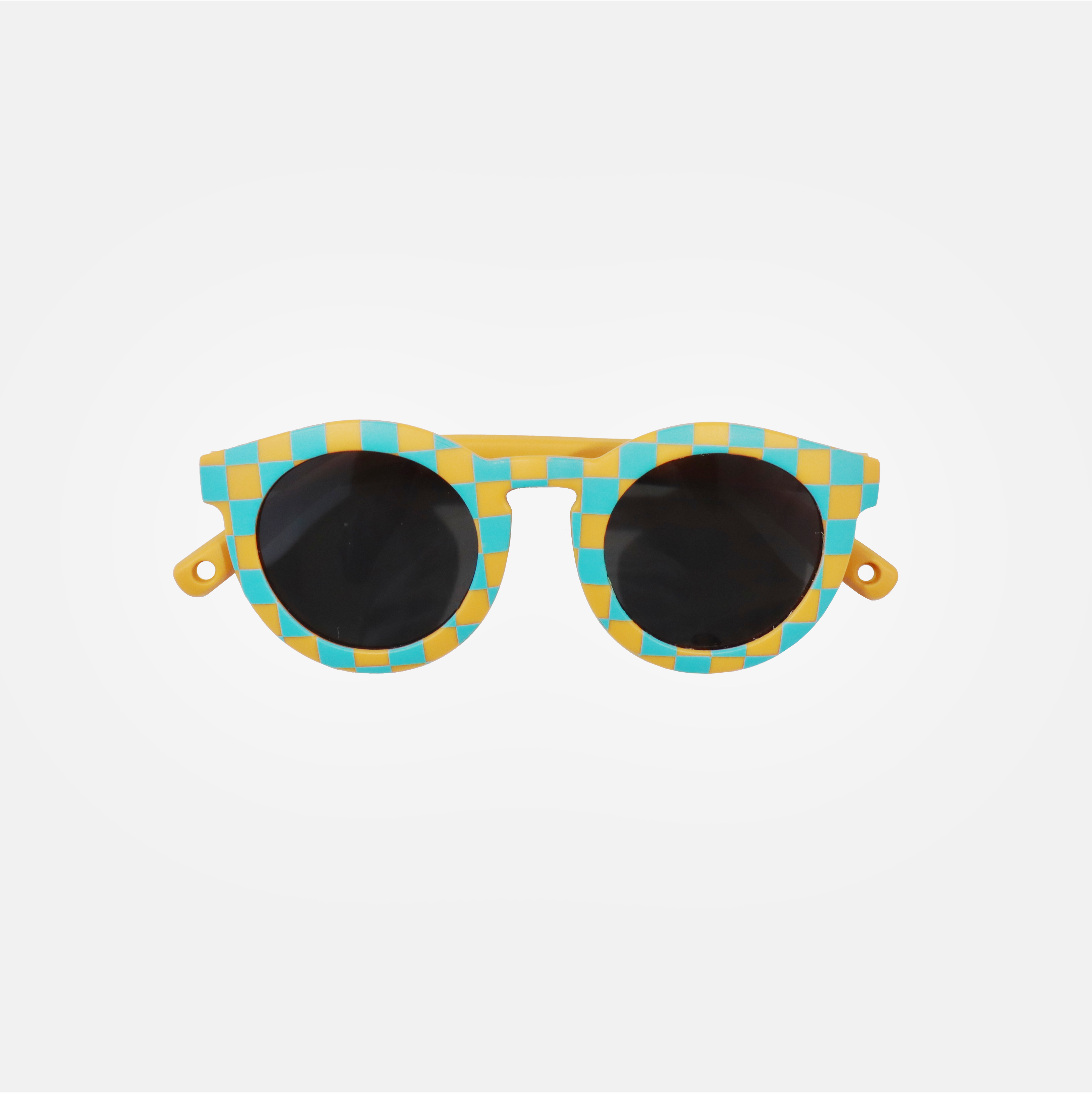Lunettes de soleil pour enfants avec monture ronde à motif vichy bleu et moutarde, branches souples moutarde, et verres noirs polarisés – modèle Hop'Pop CAT4, conçu pour une haute protection anti-UV.