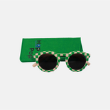 Lunette de soleil pour adulte à monture ronde motif vichy vert et rose, posée devant leur étui de rangement en feutrine verte marqué "Hop'Pop".