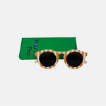 Lunette de soleil pour adulte à monture ronde motif rayée rouge, posée devant leur étui de rangement en feutrine verte marqué "Hop'Pop".