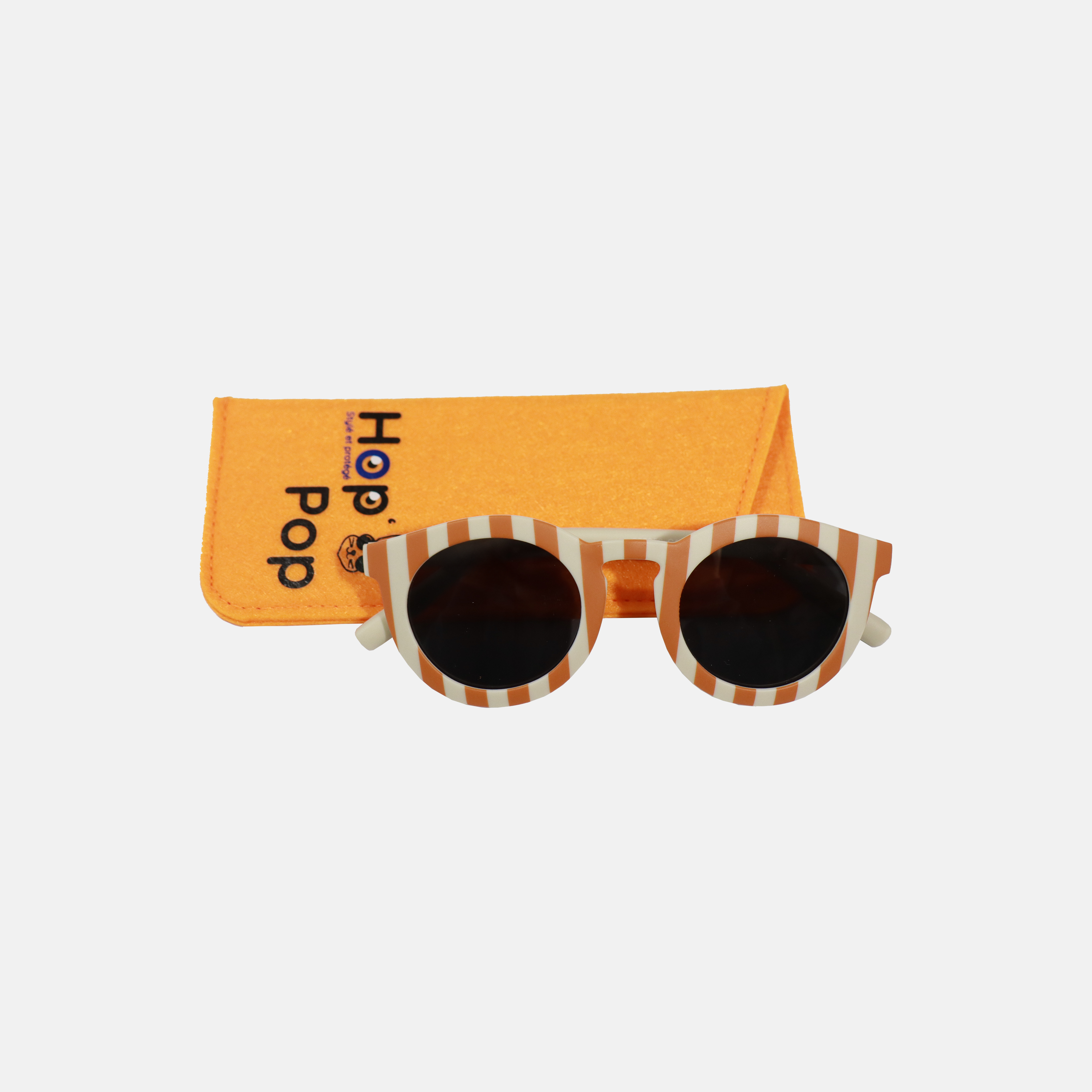 Lunette de soleil pour enfant à monture ronde motif rayée rouge et son cordon, posée devant leur étui de rangement en feutrine orange marqué "Hop'Pop".
