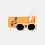 Lunette de soleil pour enfant à monture ronde motif tartan et son cordon, posée devant leur étui de rangement en feutrine orange marqué "Hop'Pop".