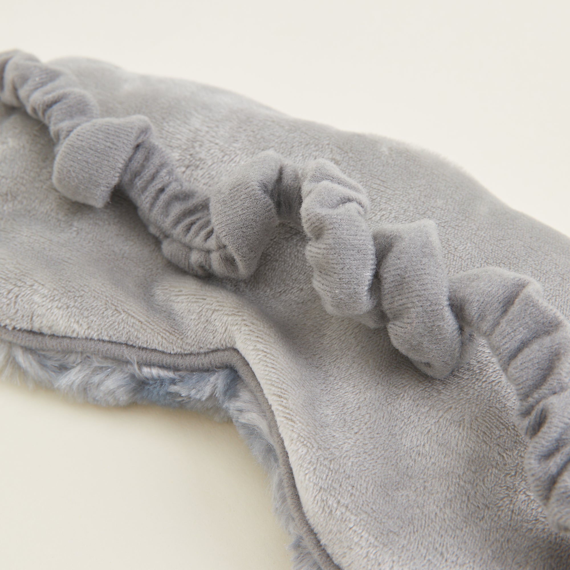 Gros plan vue arrière du masque Warmies avec bande élastique recouverte de tissu doux.