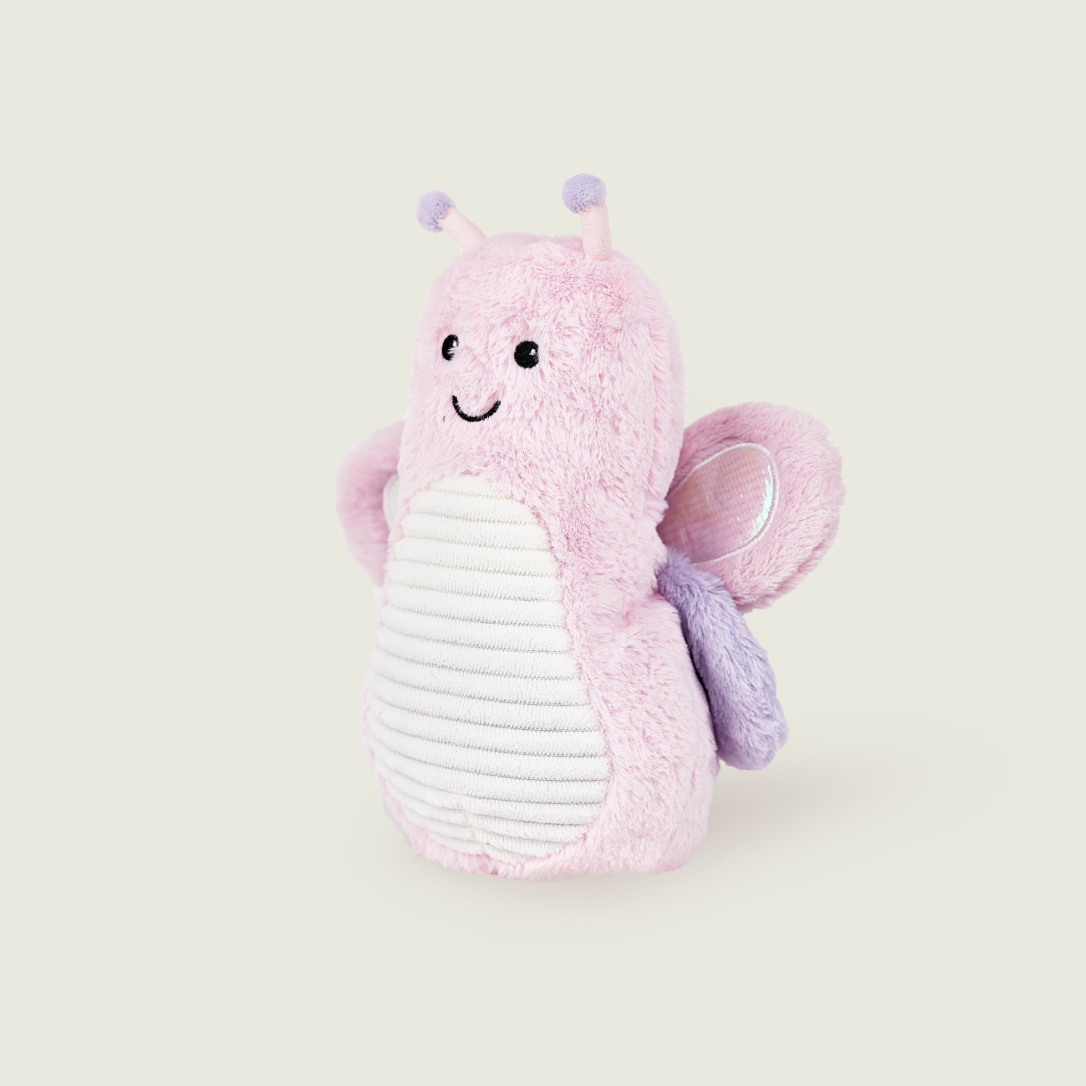 Peluche bouillotte juniors papillon, rose et violet pastel, avec ailes scintillantes, antennes et visage souriant , vue de profil