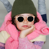 Paire de lunettes de soleil pour enfants catégorie 3, avec monture en TPEE rayée crème et brique. Mise en situation portée de face