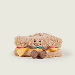 Peluche bouillotte Sandwich personnifié avec visage souriant, bras et jambes: deux tranches de pain marron garnies de fromage jaune, tomates rouges et salade verte. Vue de face 