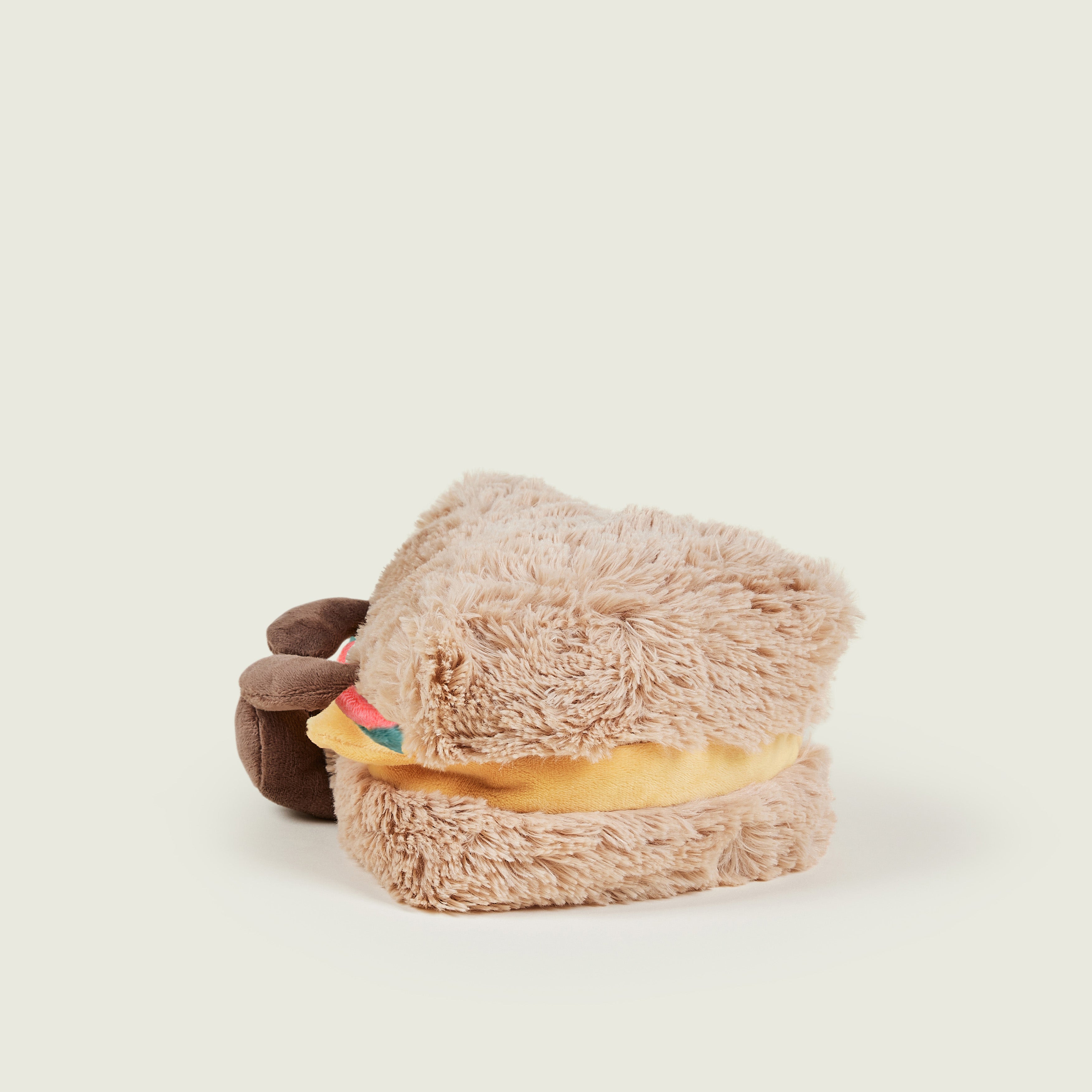Peluche bouillotte Sandwich personnifié avec visage souriant, bras et jambes: deux tranches de pain marron garnies de fromage jaune, tomates rouges et salade verte. Vue de profil