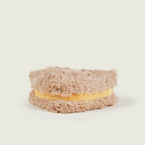 Peluche bouillotte Sandwich personnifié avec visage souriant, bras et jambes: deux tranches de pain marron garnies de fromage jaune, tomates rouges et salade verte. Vue de dos