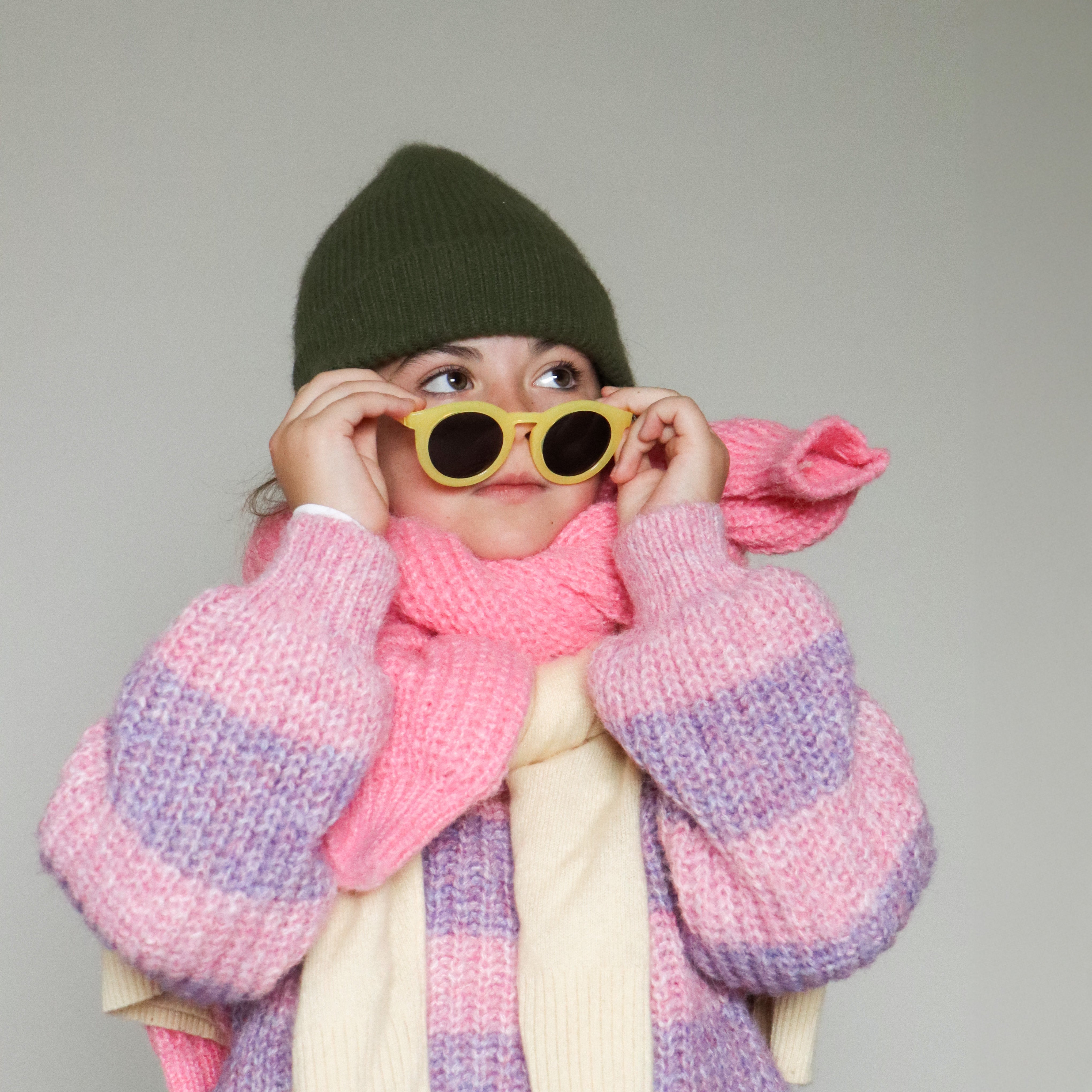 Paire de lunettes de soleil pour enfants catégorie 3, avec monture en TPEE uni jaune électrique. Mise en situation portée en mouvement
