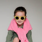 Paire de lunettes de soleil pour enfants catégorie 3, avec monture en TPEE uni jaune électrique. Mise en situation portée