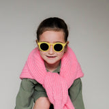 Paire de lunettes de soleil pour enfants catégorie 3, avec monture en TPEE uni jaune électrique. Mise en situation portée
