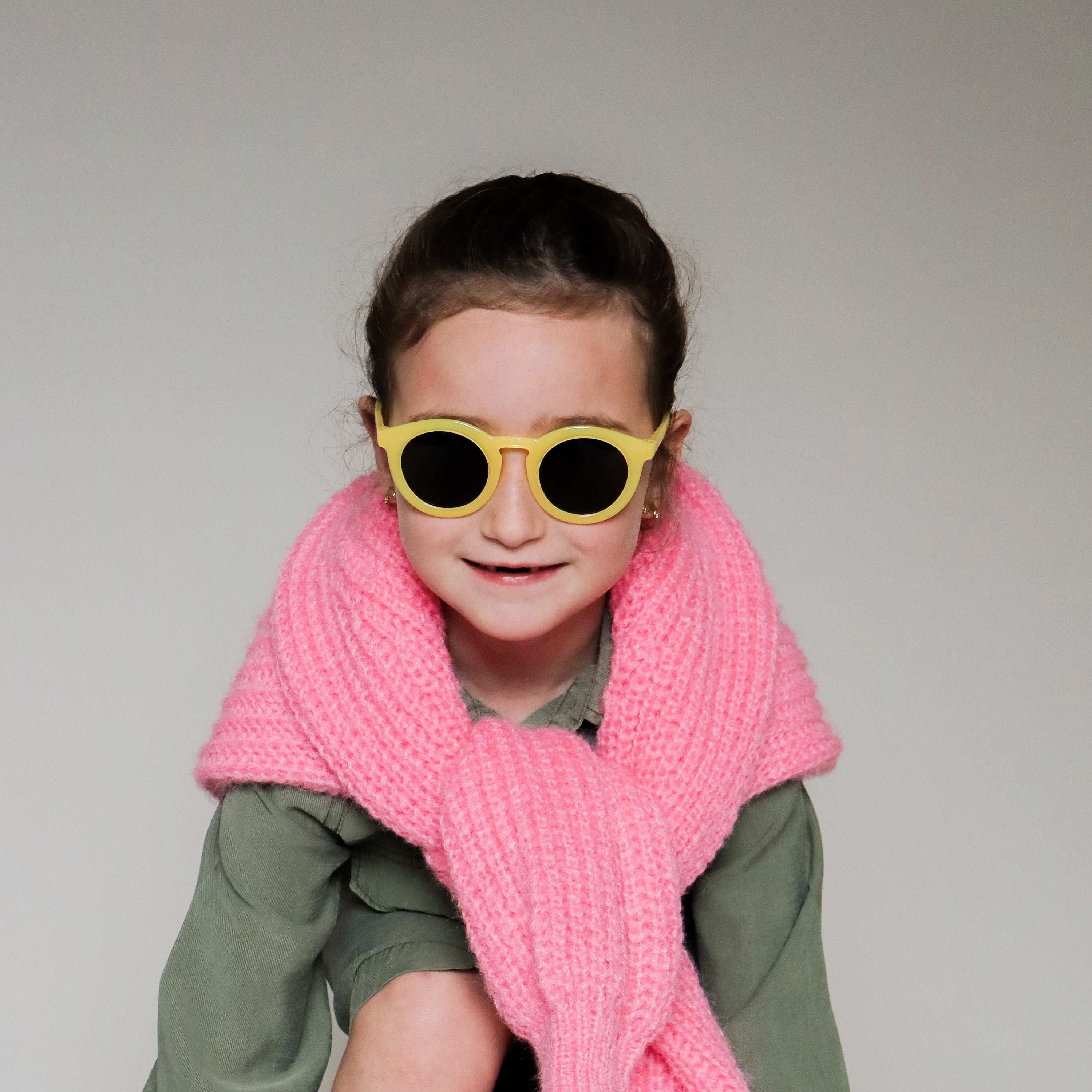 Paire de lunettes de soleil pour enfants catégorie 3, avec monture en TPEE uni jaune électrique. Mise en situation portée