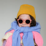 Paire de lunettes de soleil pour enfants catégorie 3, avec monture en TPEE motif Vichy rose et saumon. Mise en situation portée 