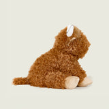 Peluche bouillotte déhoussable Vache Highland, marron à poils bouclés avec cornes blanches et noires. Vue latérale